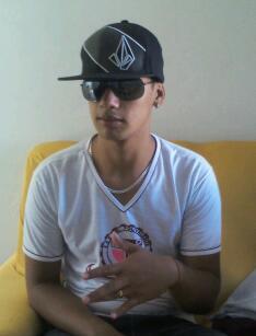 sou um kra qe me vejo no espelho de vez em quando... Sou o carinha Que mora logo ali.