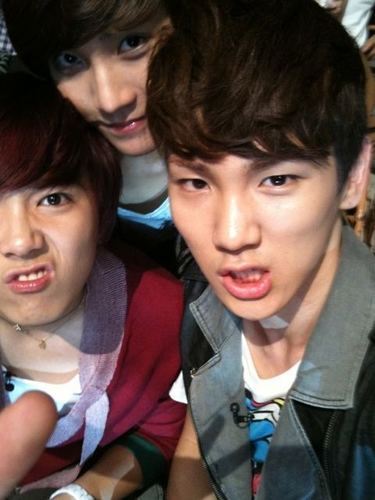 เมะ(?)/อันยองคับ ผมคิมคีย์ แห่ง SHINEE จาก ยู DreamKids ฝากด้วยนะ ทวิตหาผมวันละ1ทวิต จิตแจ่มใส (ฟอลแล้วอันผมเสียใจนะ *สบตาวิ๊งๆ* อย่าอันฟอลน้า)