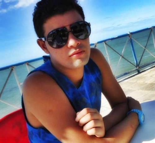 Raphael Bruno Tenho 22 Anos Sou De Touro!
~ Soυ o qυe soυ e não o qυe os oυtros qυerem qυe eυ  sejα.
Interprete como quiser,mαs não me julgue como entender :)