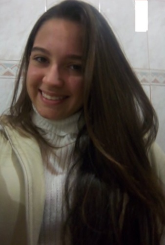Cheia de manias, risonha, tímida, preguiçosa, gulosa, sem noção, amiga, sincera, ingênua, paciente as vezes...