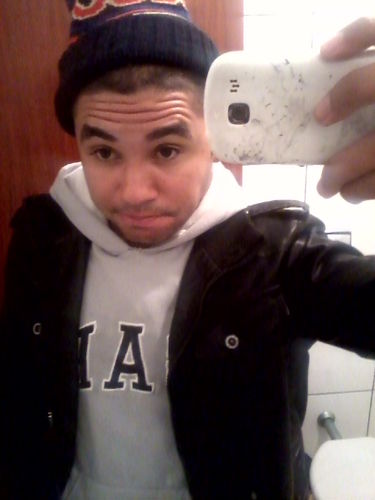 Tenho 17 anos, skatista, ,amo Musica & Skate , I love Skatever & Jesus , Me mira mais me erra ,se não se vai ver com quantos favelados se faz uma guerra ♪