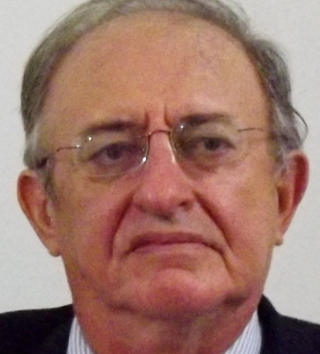 Agrônomo,biólogo,com mestrado e vários trabalhos 
publicados na área de fitopatologia,ex-pesquisador e ex-professor,autodidata e pensador.