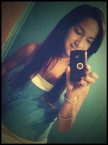 Hai, I'm Yedda im 15 & im very out qoinq :)