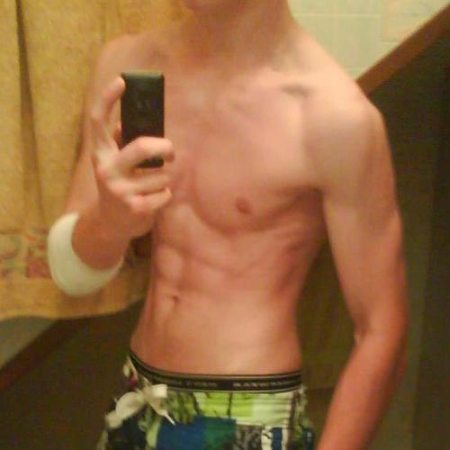 Bonjour a tous , je suis de Valenciennes je m'appelle Adrien est je pratique la muscu depuis 2 ans :) .