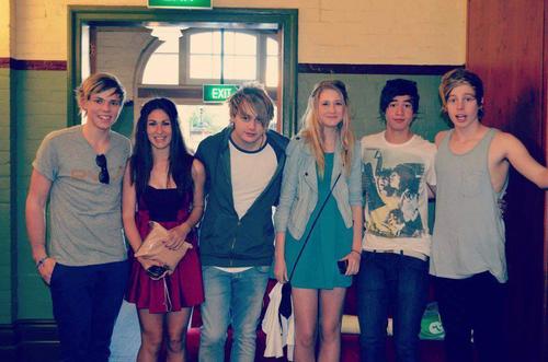 5 Seconds Of Summer Family | Follow for Updates! | @bekkahhB and @kirsten_maree05 met the boys on 29-07-12