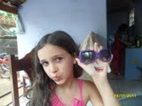 Ela é uma moça de poses delicadas, sorrisos discretos e olhar misterioso.
Ela tem cara de menina mimada, um quê de esquisitice, uma sensibilidade de flor!