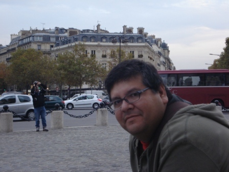 Padre de dos ,  Emprendedor, Fotógrafo ,Suertudo, Curioso, Mandado, Pensante,  Perruno.