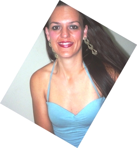 Sou apenas uma garota com a alegria de uma criança;
a malícia de uma adolescente;
e sentimentos de mulher...