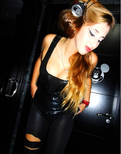 Estherexpensive's profile picture. Básicamente tenemos aquí a una soñadora, alguien completamente fuera de la realidad, alguien que confundiría el saltar con el volar.