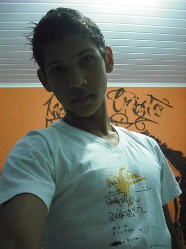 Nem tudo que reluz é ouro
E nem tudo que brilha as vezes é diamante.