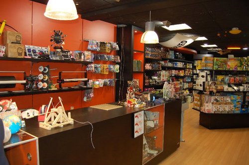 De leukste gadget winkel! Hier vind je altijd een leuk cadeautje! Volg ons en profiteer van de unieke twitter aanbiedingen! Check ook @MGleiden