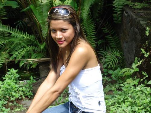 Faço faculdade de RH, trabalho na CETEBEL, tenho 24 anos, solteira e adoro novos amigos.