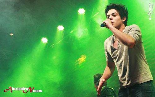 sou uma fa do alexandre kaoana meu twitter:kaoana_alenunes acesem o site delehttp://www.alexandrenunes.net