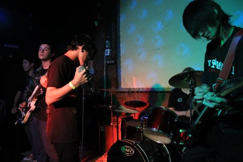 Banda gaúcha de Rock .@domlusca | @Kawamura_satosh | @arthuriobadio | Pedro| @renan_rlp18 | Contato para eventos: (51) 9614.4275 ou contatolucascrd@hotmail.com