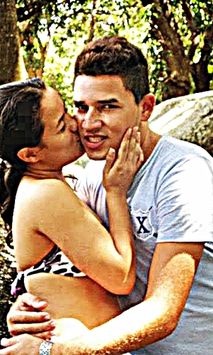 sou uma garotiinha q gosta de sonhar com um mundo mas q perfeito!
:)