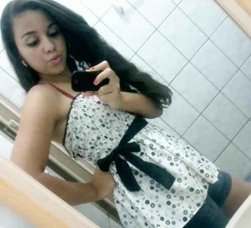 SOU UMA PESSOA ALEGRE ESTROVERTIDA E INTELIGENTE. NÃO GOSTO DE PESSOAS FALSAS E MENTIROSAS. E ASSIM QUE EU SOU PESSOAL !!!!