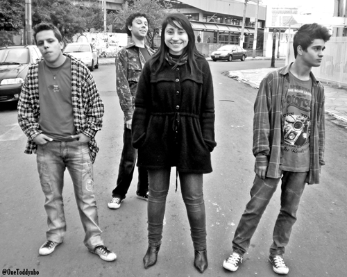 Banda de Sapucaia do Sul - RS
@Lucas_elgui: Vocal / @Filipinhoxx: Guitarra / @Junioor_Smith: Bateria. 
Segue ai e curte lá no face! :D