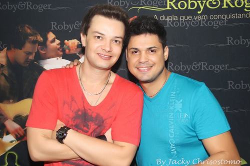 Olá representamos a família Roby e Roger! E gostariamos de aumentá-la cada vez mais... por isso contamos com vc... Faça parte tbm !!! =)
