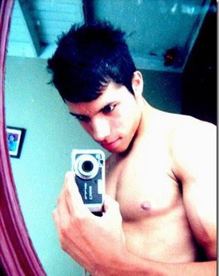 Soy un chico cool/ me gusta conocer muchos amigos/estudiante de preparatoria/ tengo 18 a?os