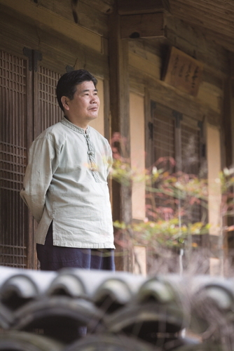 ibuljae's profile picture. 작가 정찬주의 트위터입니다. 산중에 있는 듯 없는 듯 살아가는 농부처럼 사람들로부터 잊힌 듯 살면서 자연의 섭리를 좇고자 하는 바람은 솔바람에 귀를 씻어 불을 이룬다는 뜻의 이불재耳佛齋라는 집이름에 담겨 있습니다. 대표작으로 '다산의 사랑' '소설 무소유'가 있습니다.