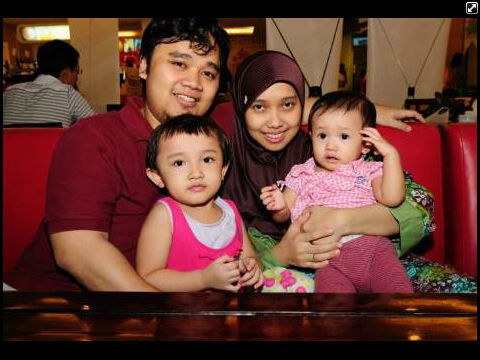 Ibu bahagia dgn 1 suami dan 2 anak perempuan yg cantik ;) @namikulucu http://t.co/PYA02nM27x