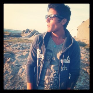 DBouzaglo's profile picture. Avant de pointer les gens du doigt assure toi que le bout de ton doigt soit  propre#bobmarley