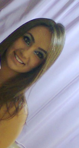 Aquariana 30/01, 18 anitchos  chata, ciumenta, marrenta, irônica, e é claro, sonhadora, :] enfim.. segue ai. Quem sabe eu não te sigo de volta :D