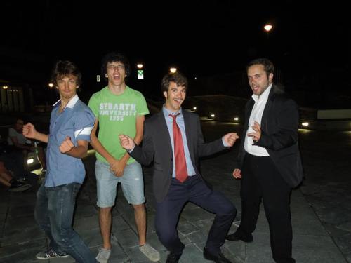 inoi4official's profile picture. I Noi 4 sono un gruppo a cappella che si occupa di sketch musicali di breve durata a scopo ludico.
Tradotto, 4 imbecilli che fingono di saper cantare.