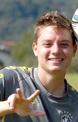 Nome Completo: Adryan Oliveira Tavares
Data de Nascimento: 8 de Outubro de 1994 (17 anos)
Local de Nascimento: Rio de Janeiro
Altura: 1,69 cm 
Peso: 64 kg
