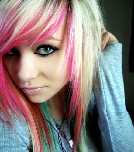 Single Mommy. 18. Nevada. Pink Hair. #BabyAnon (:
