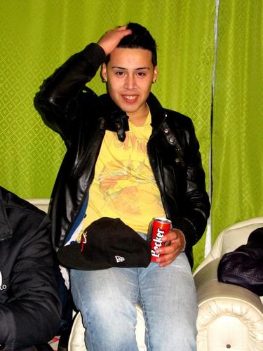 Joven cantante de nacionalidad chilena... buscando salir al mundo de la música... Ahora trabajando bajo el cello de ZETA MUSIC