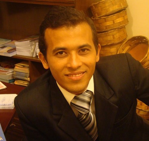Sou estudante de Teologia, e apaixonado pela missao que o Senhor Deixou em Mat 28:18-20.