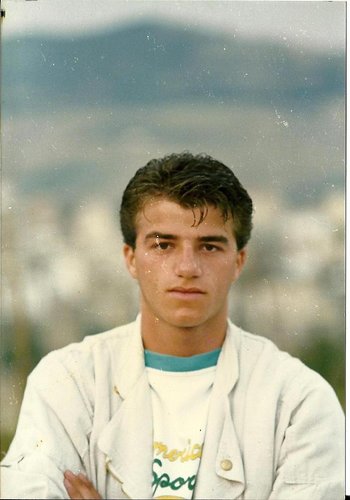 Sono Nicola. Canto, ballo la break dance e suono la batteria. Fotografo e amo la musica, mi occupo di psicologia. Pavia
