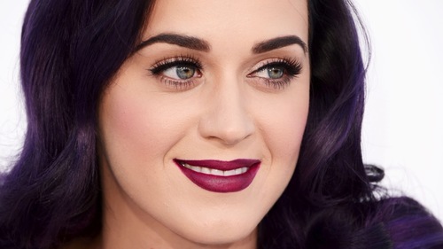 KatyCat com muito orgulho. Estou Wide Awake para a vida. Ser fã não é ser Wikipedia e nem Banco Itaú. Ser fã é amar e apoiar o ídolo.