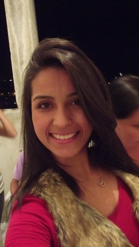 Uma garota normal como todas as outra. Enfim gosta de sair, balada e tudo mais. Vive a vida loucamente  (3