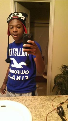 woaah .. RiYAH heereee , his bio '  simple he cute asf  , got swagg & hannds a_1  , soo  follow him  , & me too @JustSay_Kay  ,
Mention for a follow baack  (: