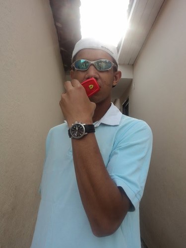 Imaginei, sorrindo eu to na favela
 Sou Robin Hood, eu mato e morro por ella