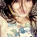 Quando alguem te jogar uma pedra,seja diferente : jogue um tijolo...u.u...  ♥