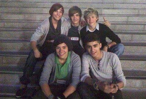I love...One Direction......Justin Bieber.......nicki minaj.........So if you love someone always remember to love them.....