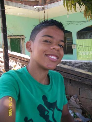 eu so uma pessoa sincera super gente boa e tenho muito mais coisas positivas mais tb tenho negativas me segue q eu te sigo de volta obg
