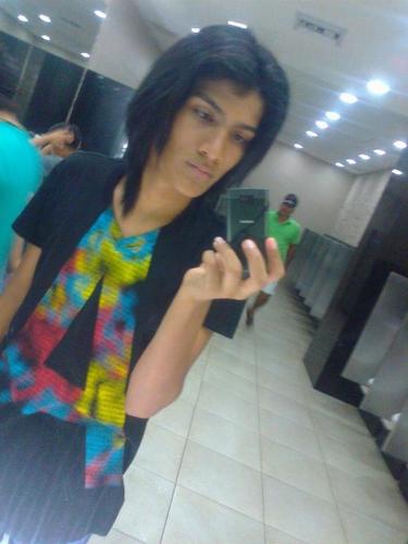 hOla! soy fernin tengo 16 añiitOs! ^^ amo la fotografia el diseño eh imagen yO! bailo free step..!! y ya sabes iiwual! tu m deceas si tu m sigues yo te sigo