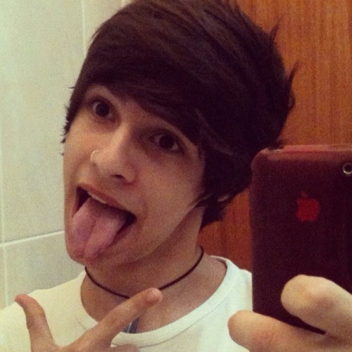 Iria fazer uma bio mais o Vini ta me chamando e não recuso convites de divos desculpa. Dedicado ao @vinigaldino_ Love Ya. Vini seguiu 30/03/12 as 20:02 da noite