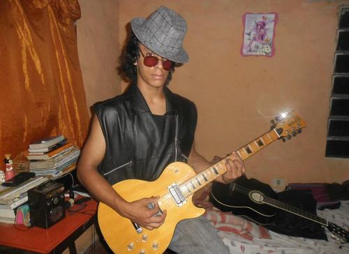 Soy guitarrista del grupo theriommz y me encanta hacer amigos