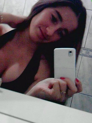 A maior covardia de um homem é despertar o amor de uma mulher sem ter a intenção de amá-la. (Bob Marley)