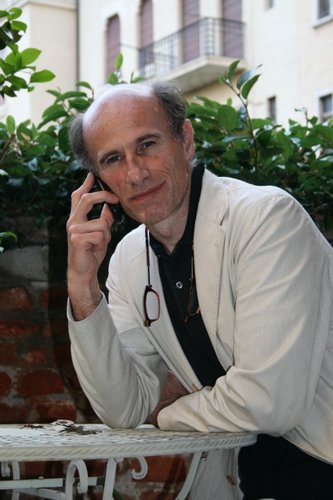 Padre, karateca, sciatore e giornalista professionista. Premio Saint-Vincent nel 1998. Ha anche un blog, https://t.co/WHsWrNY3Jj e un Canale YouTube