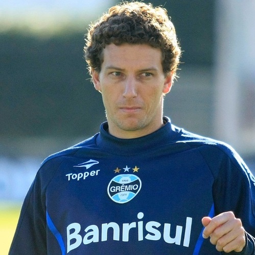Olá , sou Elano atual meio-campista do Grêmio.