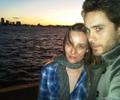 SOY EMMA FAKE Y PUNTO! CUIDO A JARED LETO PORQUE ESE ES MI TRABAJO
I´M EMMA FAKE AND THAT´S ALL! I TAKE CARE OF JARED LETO CUZ THAT IS MY JOB :)