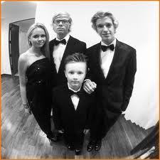 I am a todal Simpsoner. I love Alli and Cody Simpson. This is a Simpson Fan page. Plz help me get cody and alli to follow me :)