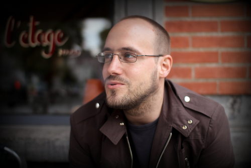Faux psychologue, semi-geek, pseudo-blogueur et twitto de travers, je me sens parfois comme le négatif d'une photo! (mais à part ça, ça va!)