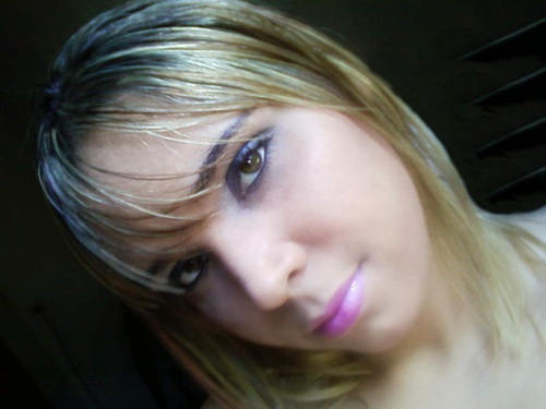 Não sou a pessoa mais certinha,
nem a totalmente descontrolada. Não busco ser perfeita ,mas sim ser eu mesma ,não finjo ser quem n sou para agradar os outros.